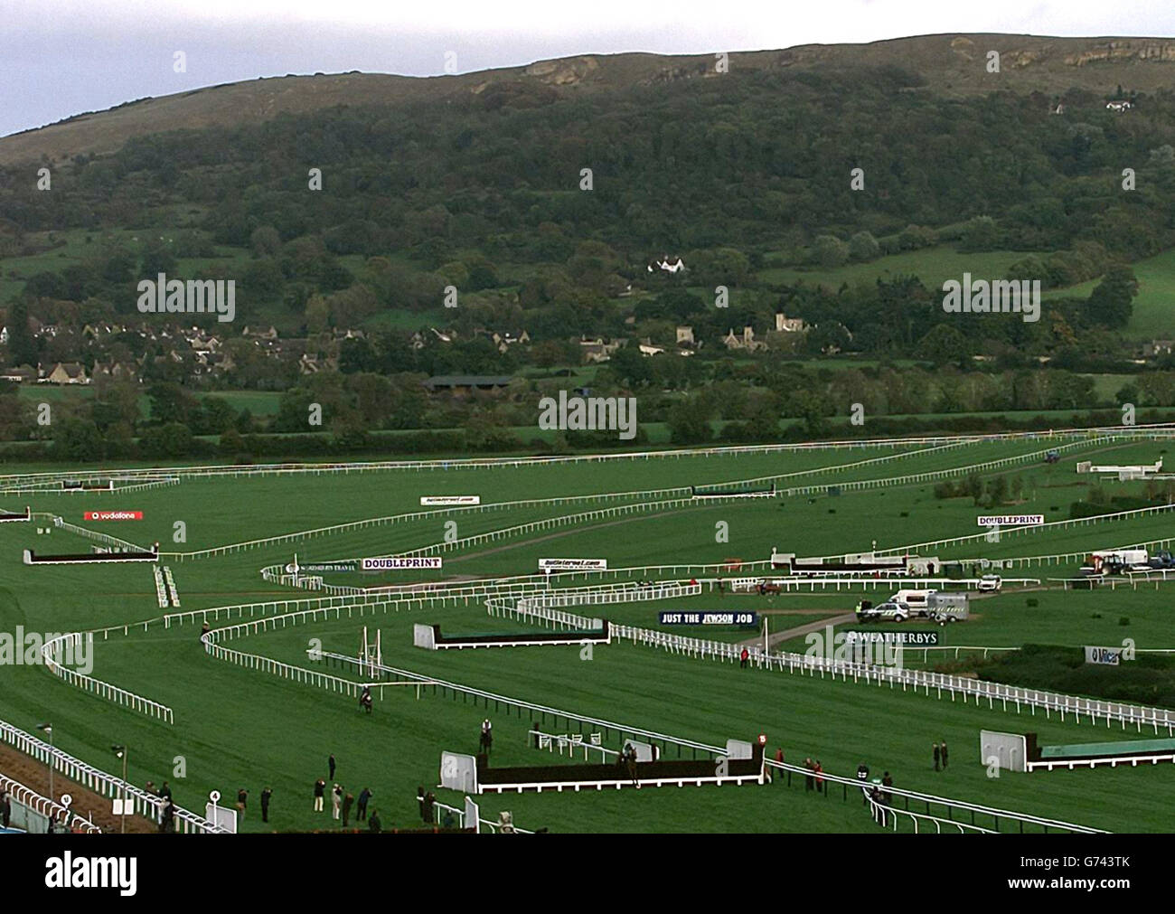 Southern Star von Jim Culloty springt als Letzter zum Sieg beim Rennen der Ian Williams Owner Novices' Steeple Chase im Prestbury Park, Cheltenham. Stockfoto