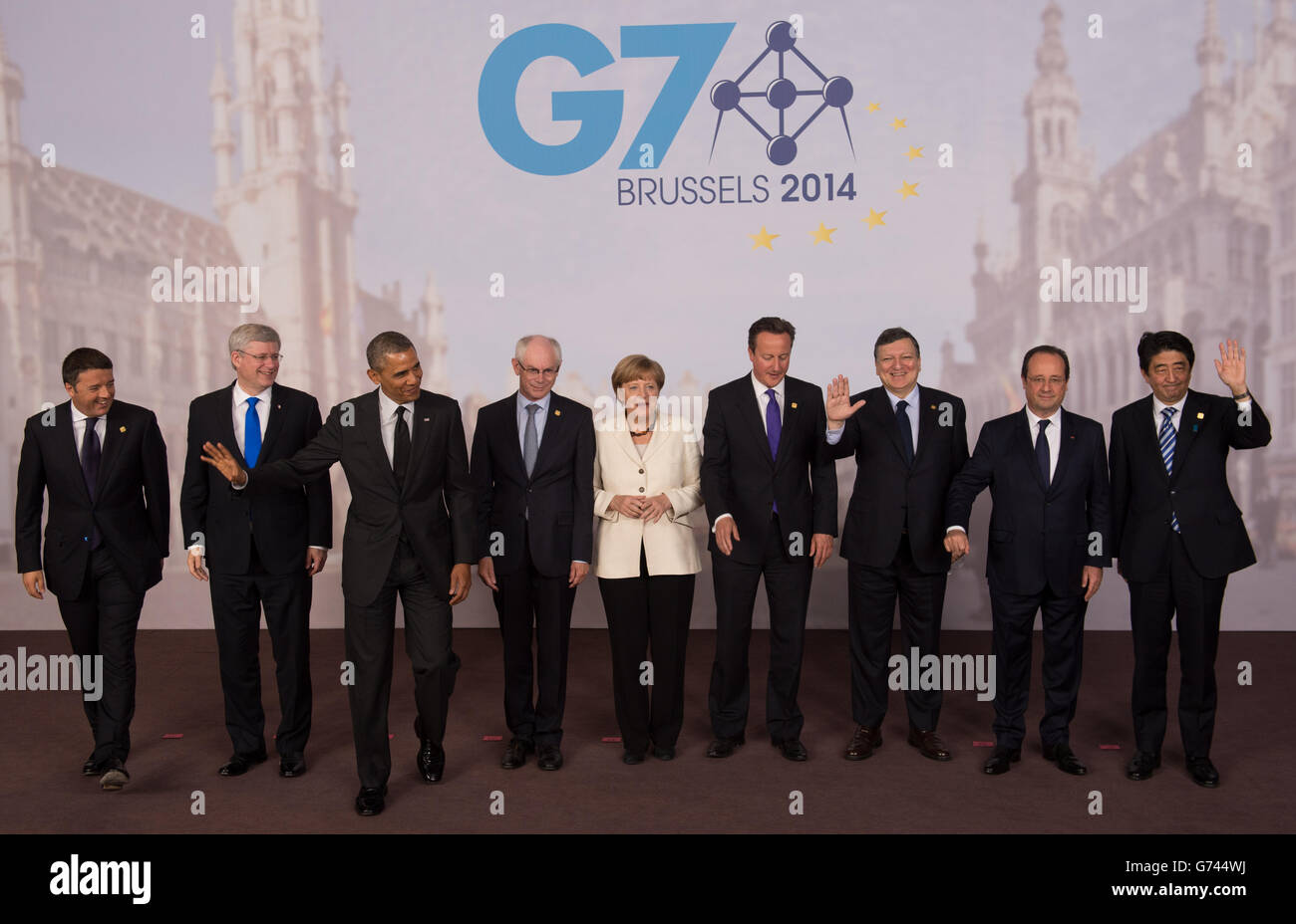 G7-Führer posieren für ein Familienfoto von (links - rechts) dem italienischen Premierminister Matteo Renzi, dem kanadischen Premierminister Stephen Harper, US-Präsident Barack Obama, dem Präsidenten des Europäischen Rates, Herman Van Rompuy, Bundeskanzlerin Angela Merkel, dem britischen Premierminister David Cameron, dem EU-Kommissionspräsidenten Jose Manuel Barosso, Der französische Präsident Francois Hollande und der japanische Premierminister Shinzo Abe während des G7-Gipfels am EU-Hauptsitz in Brüssel, Belgien. Stockfoto