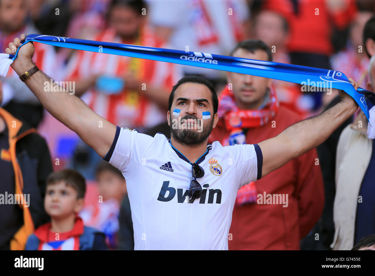 Fußball - UEFA Champions League - Finale - Real Madrid / Atletico Madrid - Estadio Da Luz. Ein Real Madrid-Fan hält einen Schal auf der Tribüne hoch Stockfoto