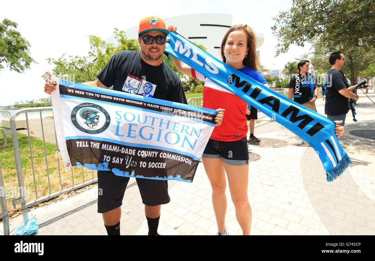 Fans am geplanten Austragungsort von David Beckham's Miami Beckham United, MLS Soccer Franchise auf dem Tiefwasserboot neben der Heimat von NBA Side The Miami Heat in Miami, USA. Stockfoto