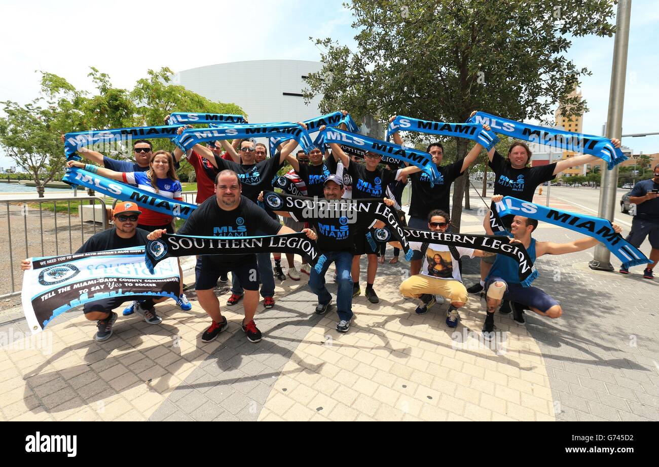 Fans am geplanten Austragungsort von David Beckham's Miami Beckham United, MLS Soccer Franchise auf dem Tiefwasserboot neben der Heimat von NBA Side The Miami Heat in Miami, USA. Stockfoto