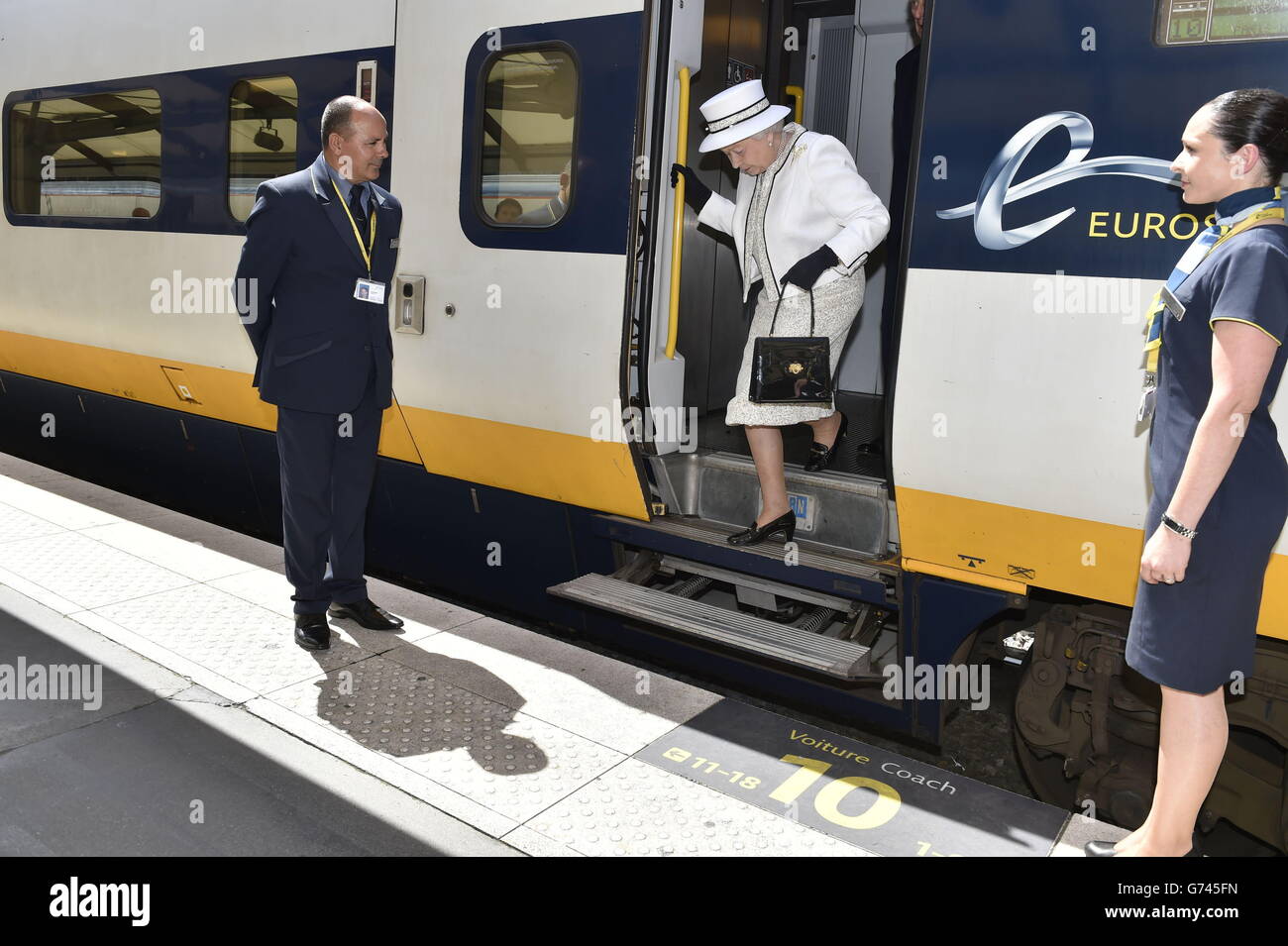 Königin Elisabeth II. Fährt mit einem Eurostar-Zug in Paris zu einem Staatsbesuch nach Frankreich. Stockfoto