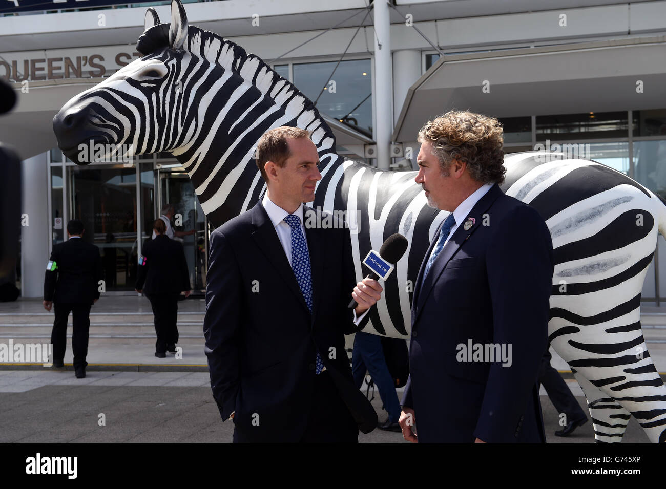 Pferderennen - Investec Ladies Day 2014 - Epsom Downs Racecourse. Rennmoderatoren aus Großbritannien während des Investec Ladies Day auf der Epsom Downs Racecourse, Surrey. Stockfoto