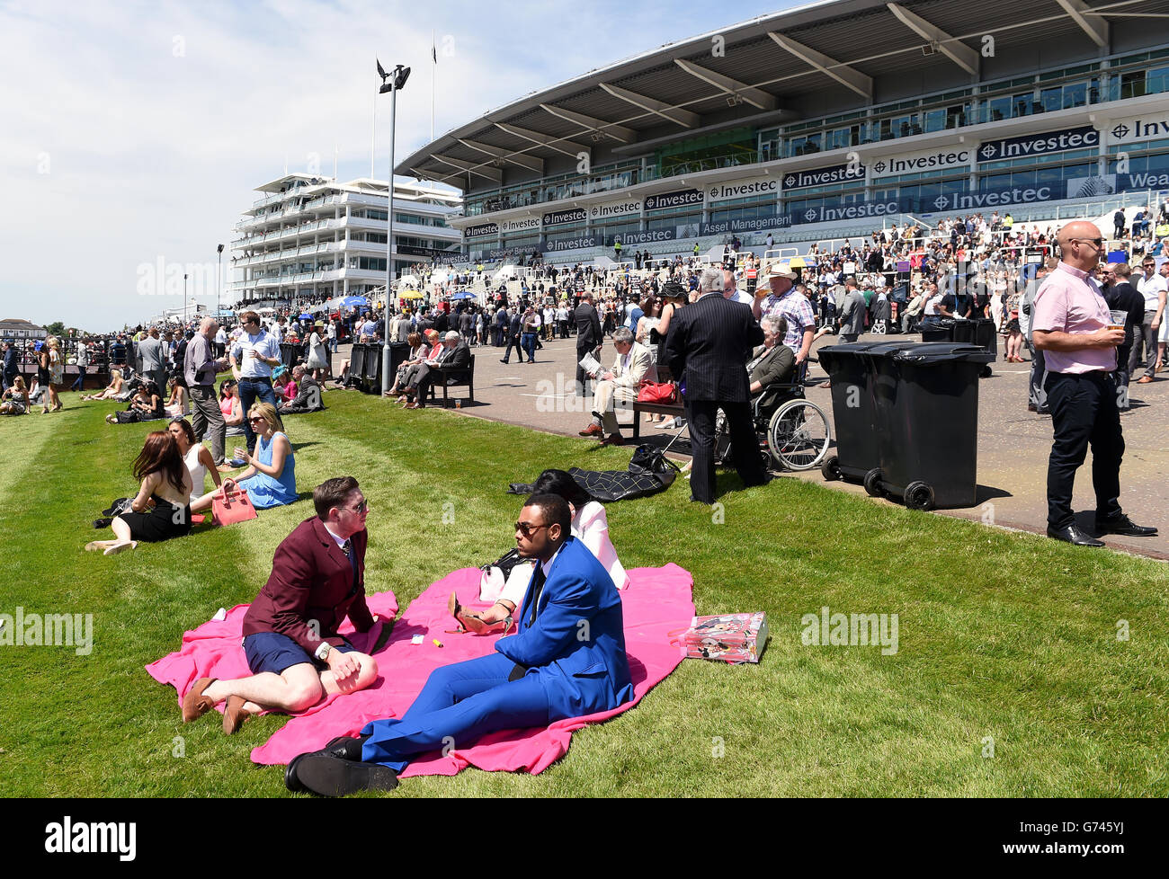 Pferderennen Sie - Investec Ladies Day 2014 - Epsom Downs Racecourse Stockfoto