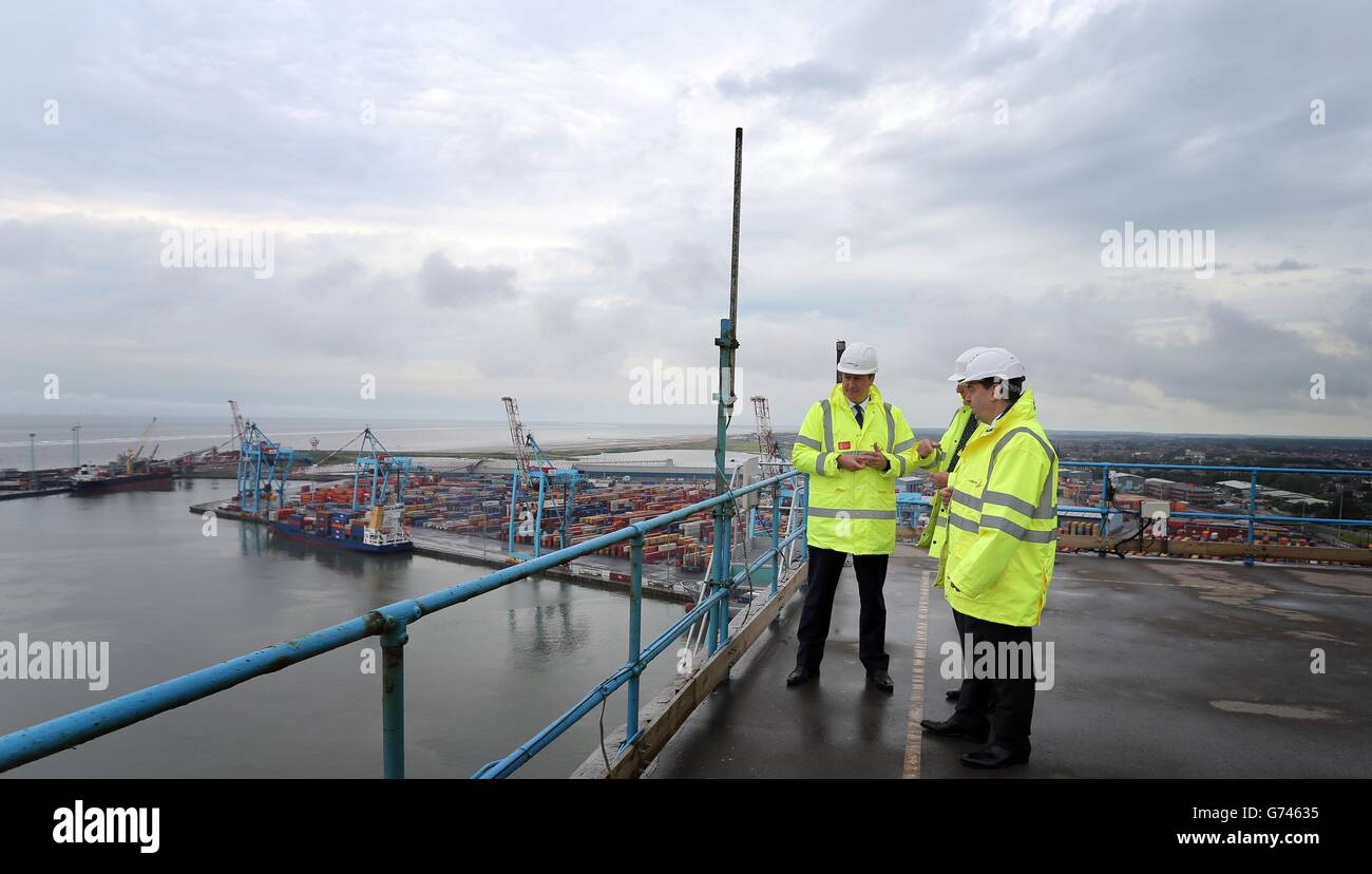 Premierminister David Cameron (links) mit Robert Hough, Direktor von Peel und Vorsitzender von Liverpool LEP (rechts) und Mark Whitworth, CEO, Peel Ports Group, auf dem Dach des Getreideturms im Hafen von Liverpool, Seaforth, Merseyside, während eines Besuchs in der Gegend. Stockfoto