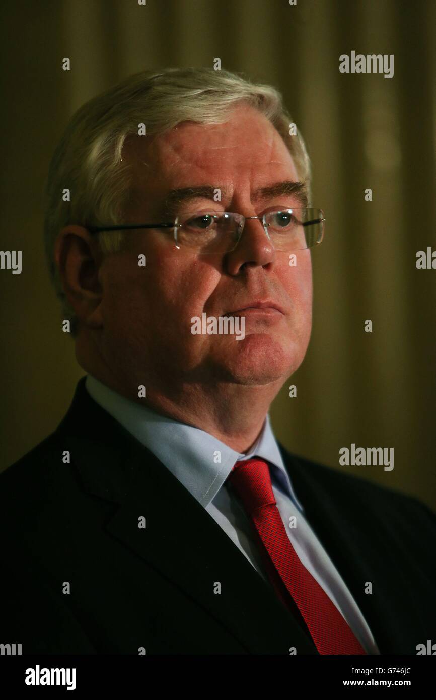 Der stellvertretende irische Premierminister (Tanaiste) Eamon Gilmore im Parlamentsgebäude in Stormont, Belfast, nachdem er heute in Belfast mit nordirischen Parteiführern zusammentreffen musste, um die Gespräche über Paraden, Flaggen und die Vergangenheit im Vorfeld der traditionellen Marschsaison in Nordirland voranzubringen. Stockfoto