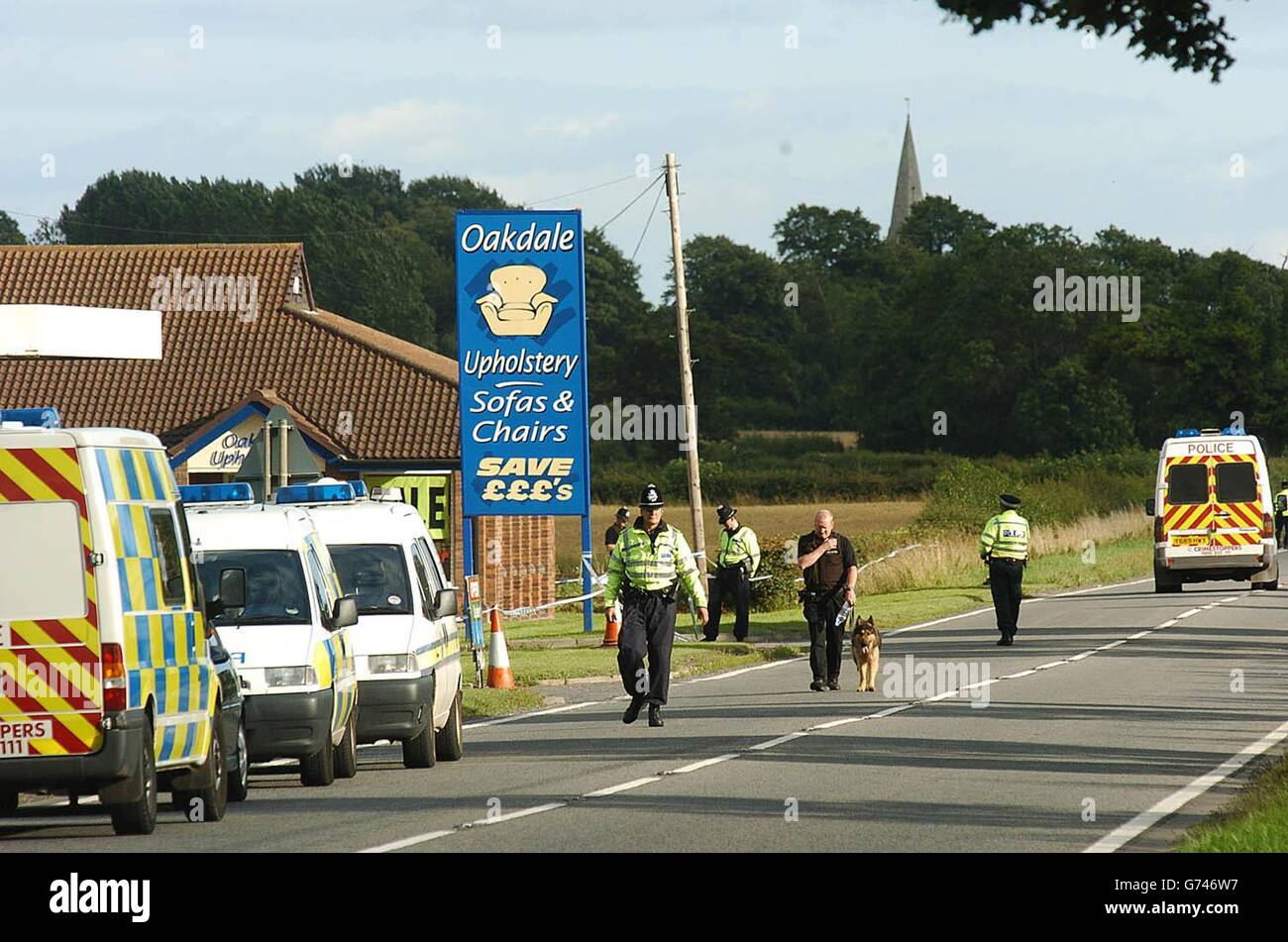 Die Polizei besuchte den Schauplatz an der Tankstelle auf der A19 in North Yorkshire, wo Mark Hobson, der Mann, der wegen zweier Doppelmorde verhört werden wollte, verhaftet wurde. Die Polizei wollte Hobson im Zusammenhang mit dem Mord an den Zwillingen Claire und Diane Sanderson und einem älteren Paar, James und Joan Britton, in derselben Nacht befragen. Stockfoto