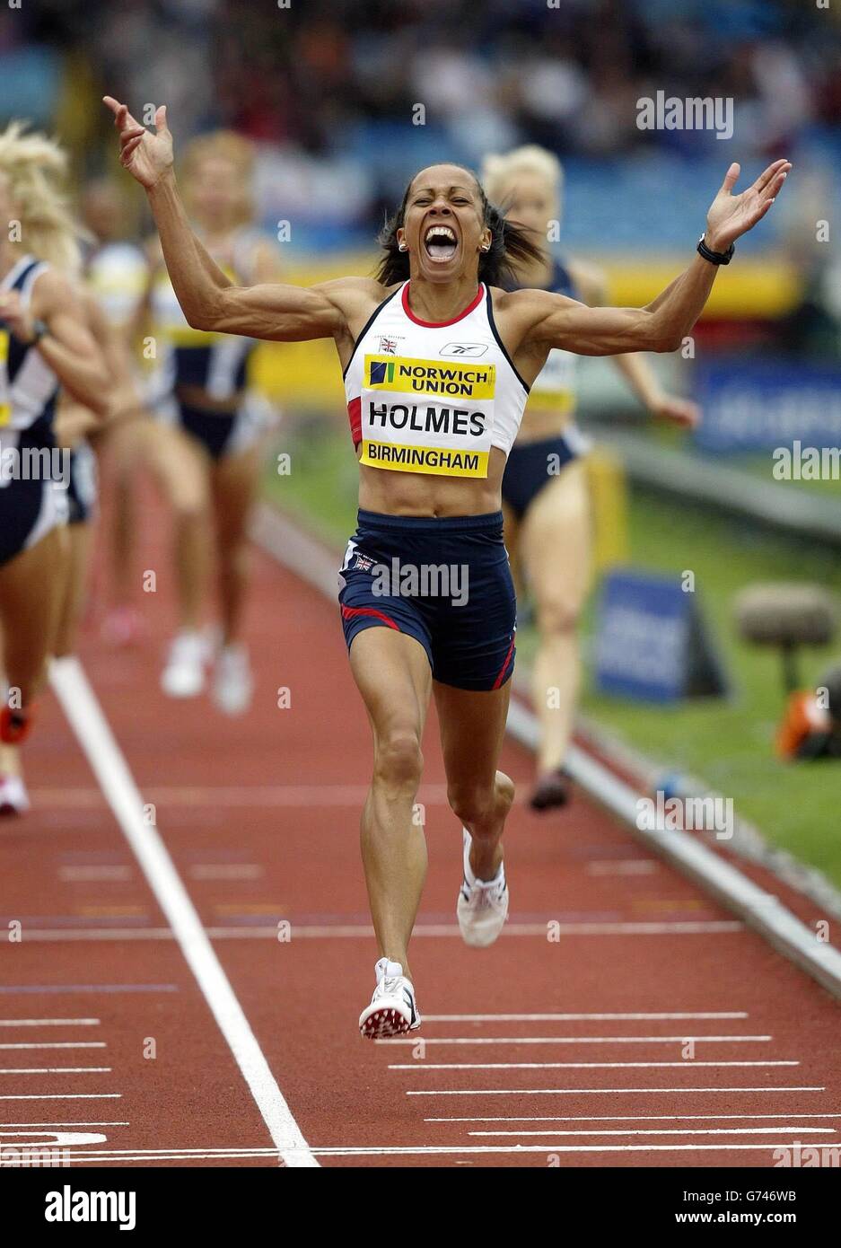 Kelly Holmes feiert ihren Sieg über 800 Meter, als sie während des Norwich Union International Athletics Meetings im Birmingham Alexander Stadium die Linie überquert. Stockfoto