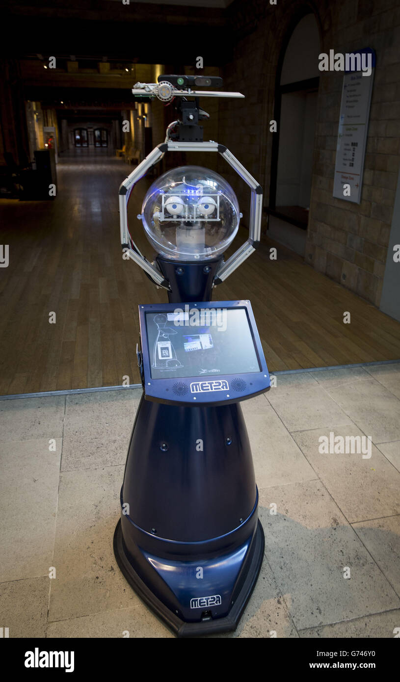 Linda, ein mobiler Roboter, der für den unabhängigen Betrieb in menschlichen Umgebungen programmiert ist. Die University of Lincoln hat sie als Teil ihres Standes zur Eröffnung der Universities Week im Natural History Museum in London ausgestellt. Stockfoto