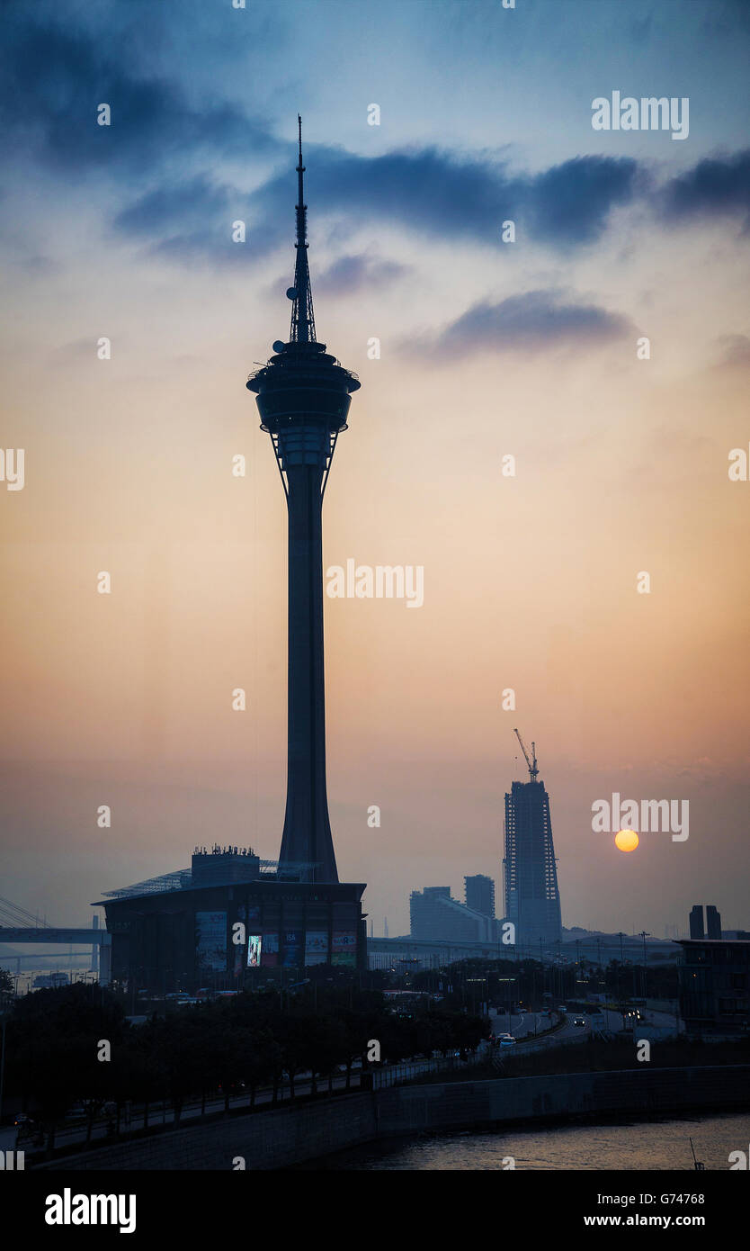 Macau Tower Wahrzeichen urban Skyline in Macau China bei Sonnenuntergang Dämmerung Stockfoto