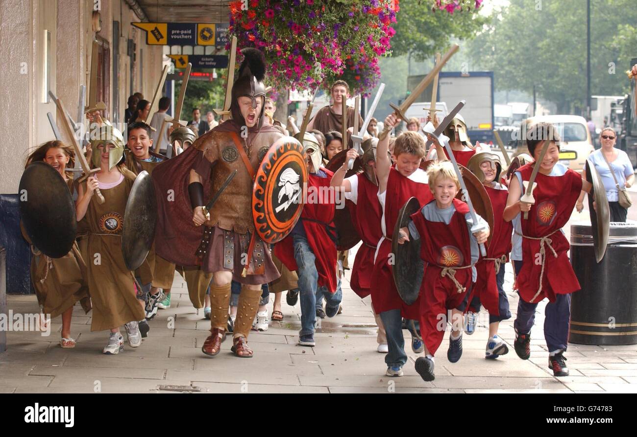 Schulkinder während einer Fotoaufnahme, um die neue Attraktion „Warriors“ im Madame Tussauds im Zentrum von London zu starten. Das neue Live-Action-Erlebnis nutzt die weltweit erste digitale Technologie, um Tussauds in eine uralte Kampfarena zu verwandeln. Stockfoto