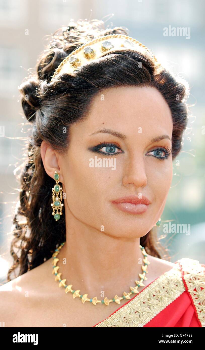 Die neue Wachsfigur von Angelina Jolie, als Olympias während einer Fotoanstellung, um die neue Attraktion „Warriors“ im Madame Tussauds im Zentrum von London zu starten. Das neue Live-Action-Erlebnis nutzt die weltweit erste digitale Technologie, um Tussauds in eine uralte Kampfarena zu verwandeln. Stockfoto