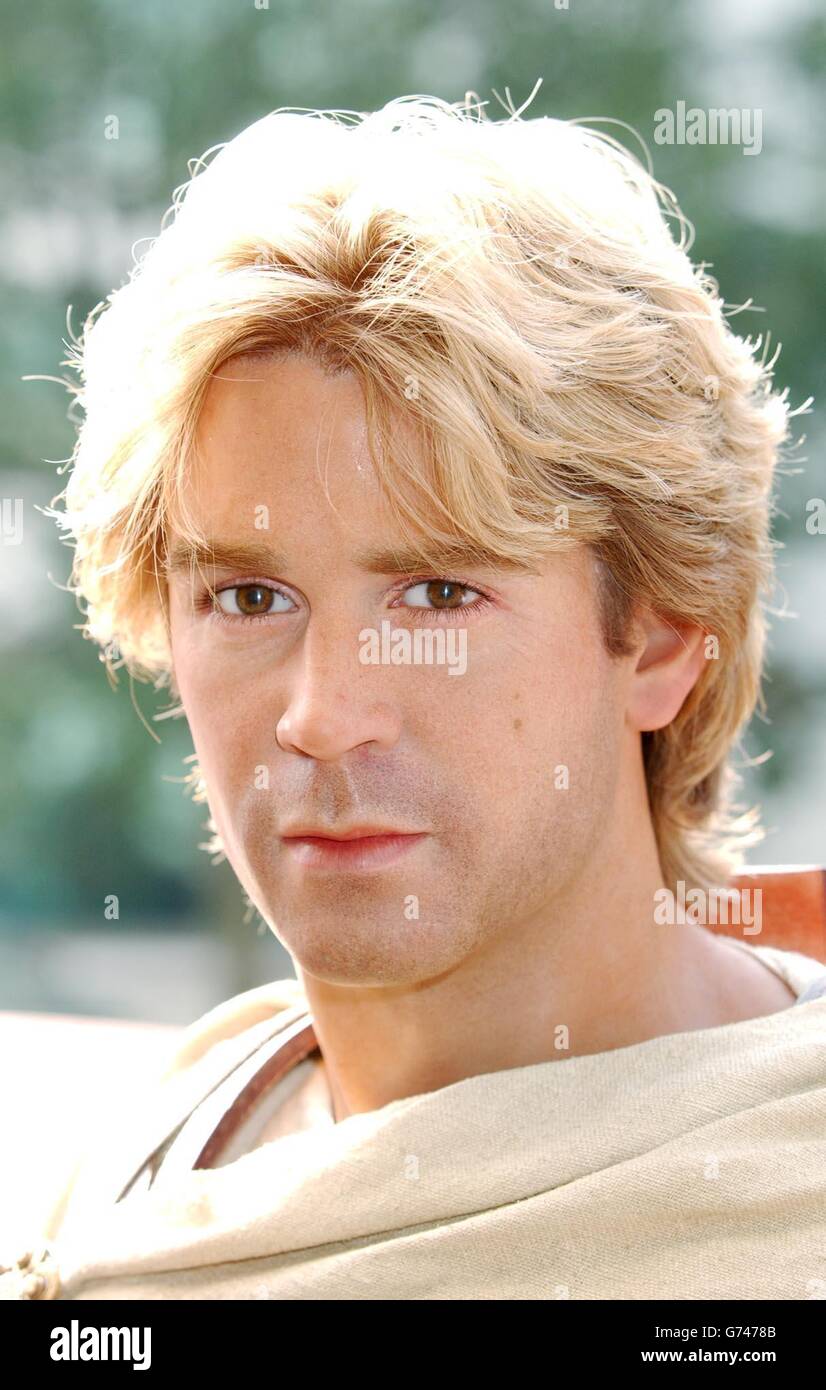 Mitarbeiter bewegen die neue Wachsfigur von Colin Farrell, als Alexander der große, während einer Fotoaufnahme, um neue Attraktion "Warriors" im Madame Tussauds im Zentrum von London zu starten. Das neue Live-Action-Erlebnis nutzt die weltweit erste digitale Technologie, um Tussauds in eine uralte Kampfarena zu verwandeln. Stockfoto