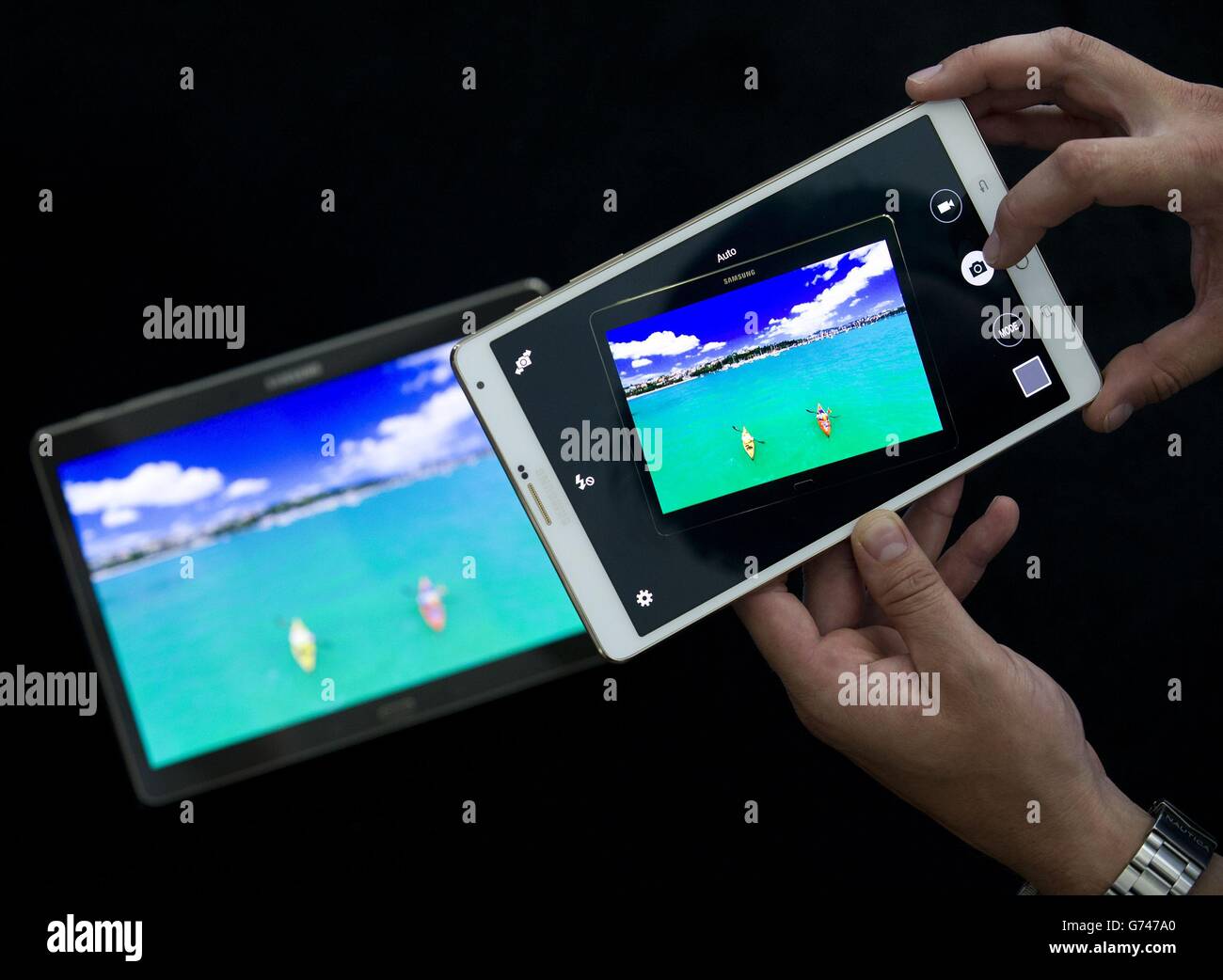 Samsung enthüllen ihre neue Galaxy Tab 8.4 Zoll-Modell (rechts) und 10,5 Zoll-Modell bei Canary Wharf in London. Stockfoto