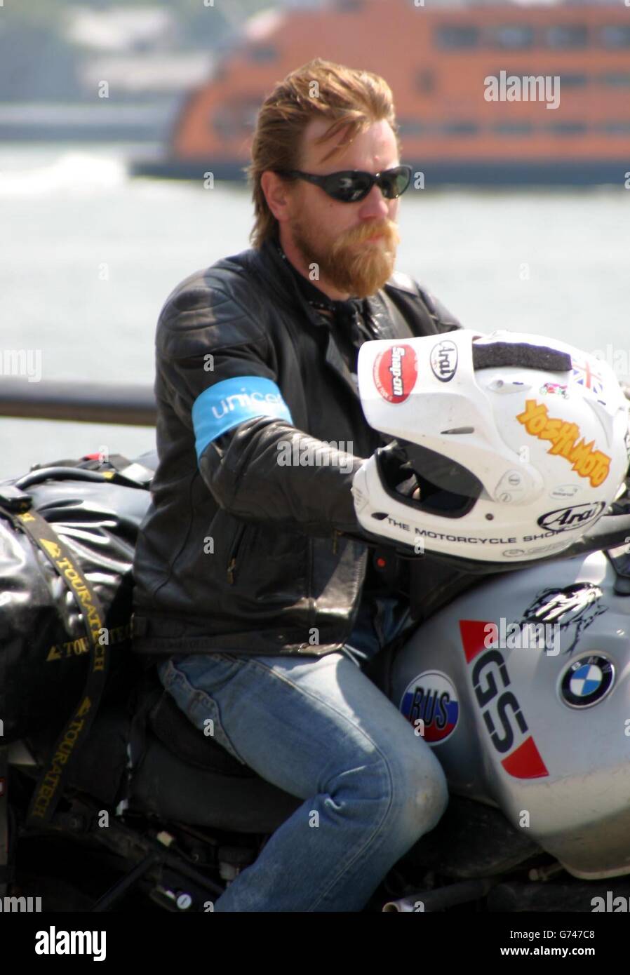 Schauspieler Ewan McGregor kommt nach einer 20,000 Meilen langen Weltreise mit Freund und Schauspieler Charley Boorman in New York an. Das Paar beschrieb, wie sie beinahe tödliche Unfälle erlitten, von Grenzposten festgenommen wurden und schließlich Tränen der Freude weinten, als sie in New York ankamen. Stockfoto