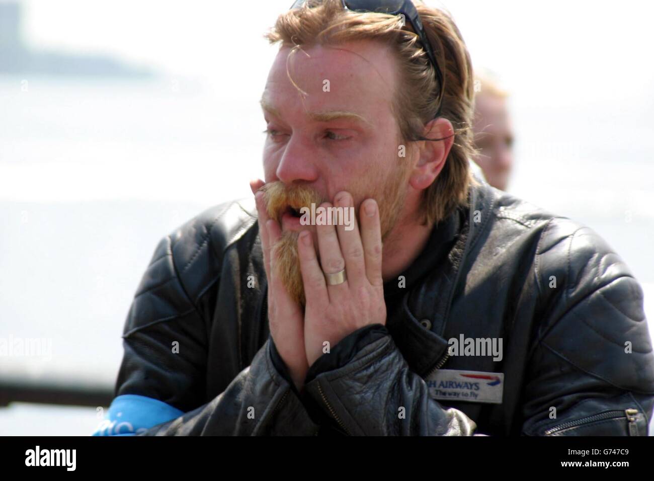 Schauspieler Ewan McGregor kommt nach einer 20,000 Meilen langen Weltreise mit Freund und Schauspieler Charley Boorman in New York an. Das Paar beschrieb, wie sie beinahe tödliche Unfälle erlitten, von Grenzposten festgenommen wurden und schließlich Tränen der Freude weinten, als sie in New York ankamen. Stockfoto