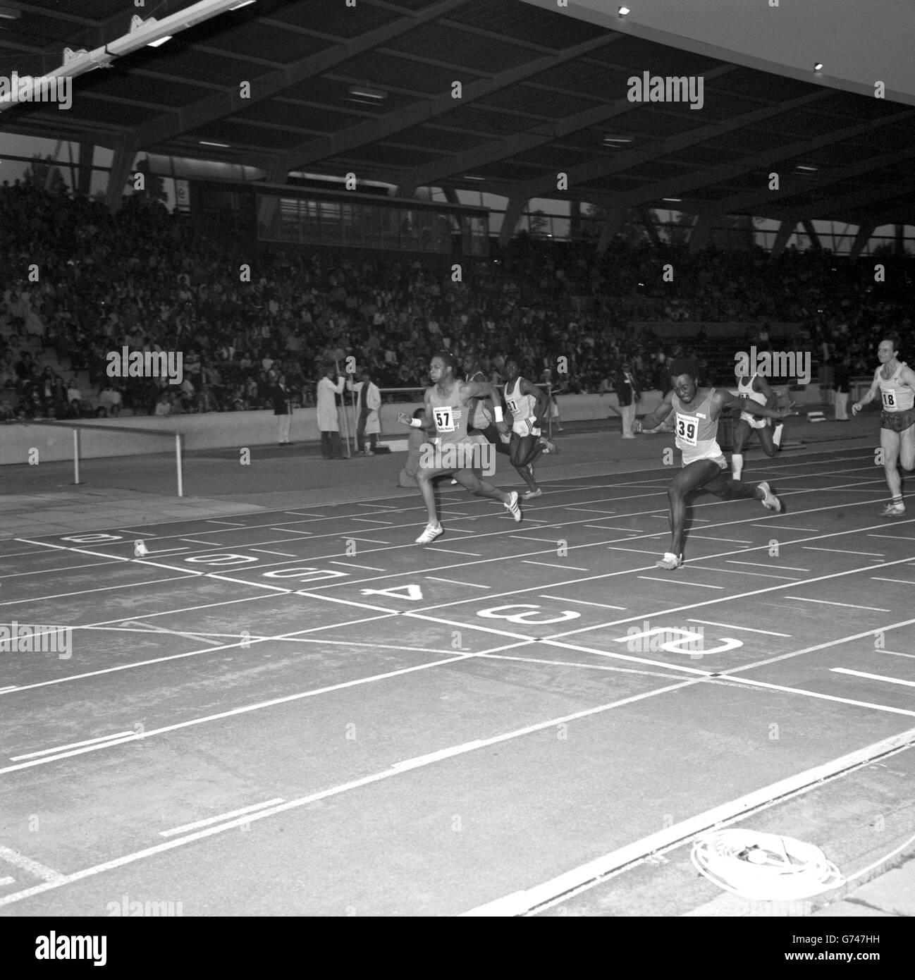 Der amerikanische Sprinter Mel Lattany gewinnt das 100-m-Finale in 10.24 Sekunden, wobei der ghanaische Ernest Obeng (39) den zweiten Platz belegt. Stockfoto