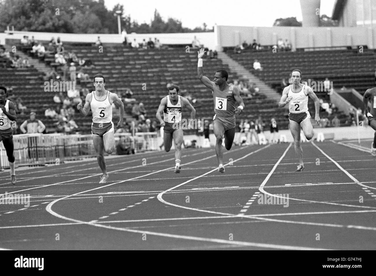 Der Amerikaner Mel Lattany gewinnt die 100 m bei den British Games, gefolgt von Cameron Sharp (5) und Mike MacFarlane (8). Stockfoto