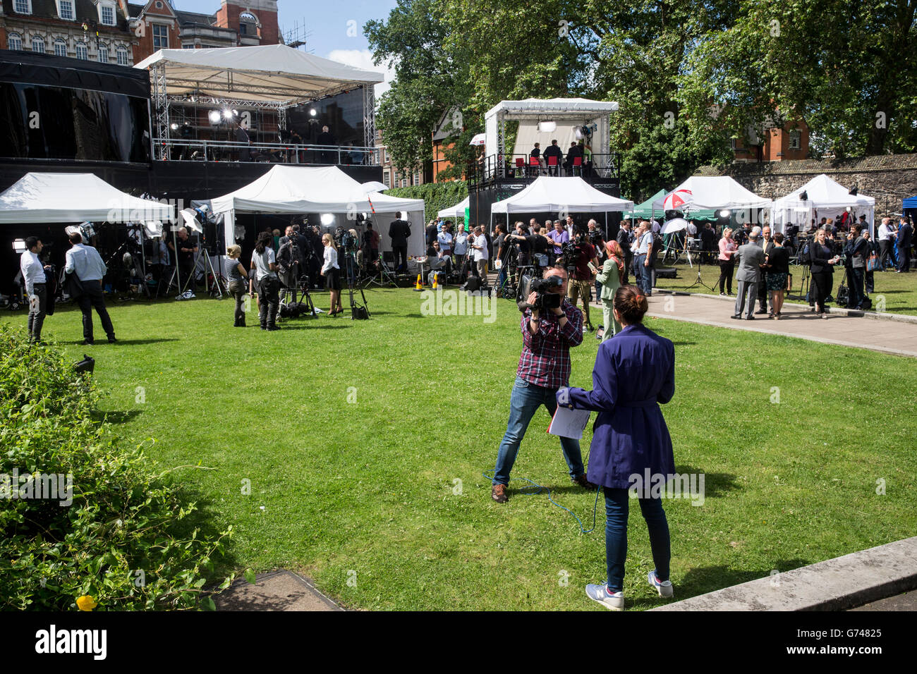 Medien-Zelte und Menschen, Interviews zu geben am College Green, Westminster am Tag nach der Abstimmung die EU verlassen Stockfoto