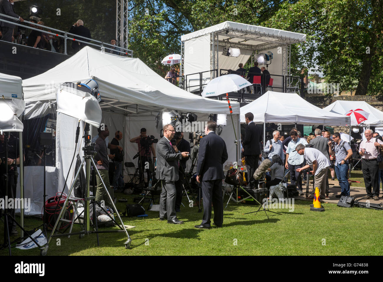Medien-Zelte und Menschen, Interviews zu geben am College Green, Westminster am Tag nach der Abstimmung die EU verlassen Stockfoto