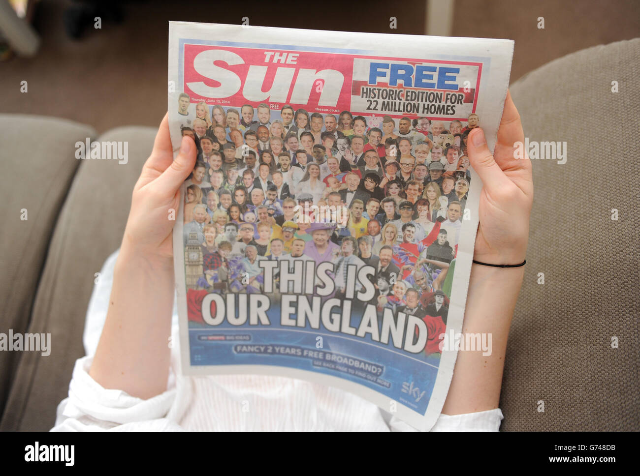 Eine Sonderausgabe von The Sun, die zum Start der WM-Kampagne der englischen Fußballmannschaft kostenlos verteilt wurde, wie sich Labour-Chef Ed Miliband entschuldigte, nachdem Labour-Mitarbeiter in Liverpool seine Wut über seine Entscheidung geäußert hatten, mit einer Kopie des Papiers zu posieren. Stockfoto