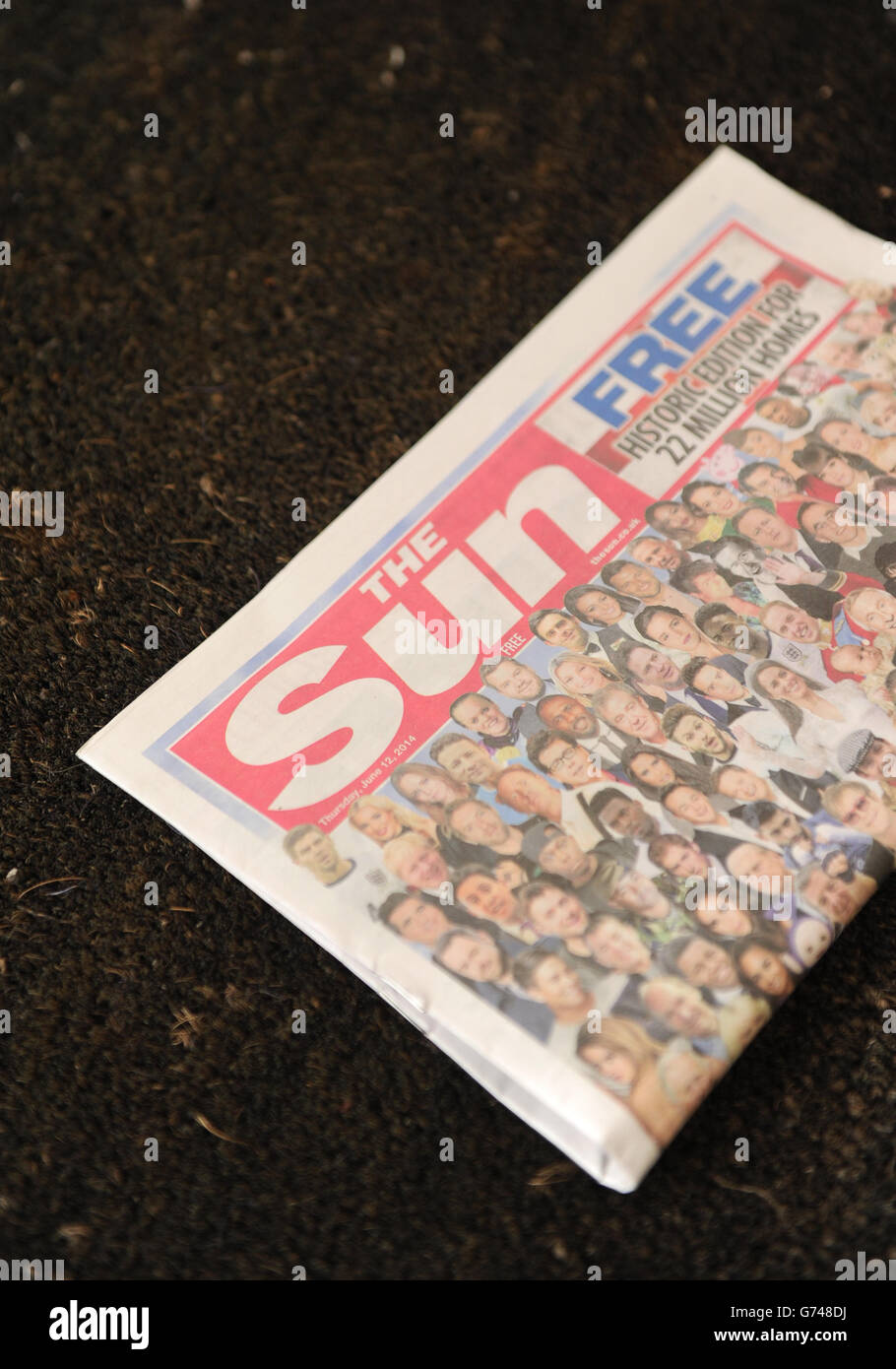 Eine Sonderausgabe von The Sun, die zum Start der WM-Kampagne der englischen Fußballmannschaft kostenlos verteilt wurde, wie sich Labour-Chef Ed Miliband entschuldigte, nachdem Labour-Mitarbeiter in Liverpool seine Wut über seine Entscheidung geäußert hatten, mit einer Kopie des Papiers zu posieren. Stockfoto