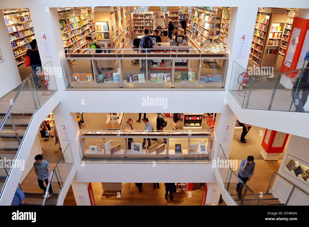 Die neue Foyles-Flagship-Buchhandlung an der Charing Cross Road, London, wurde von der Autorin Hilary Mantel offiziell eröffnet (nicht abgebildet). Stockfoto