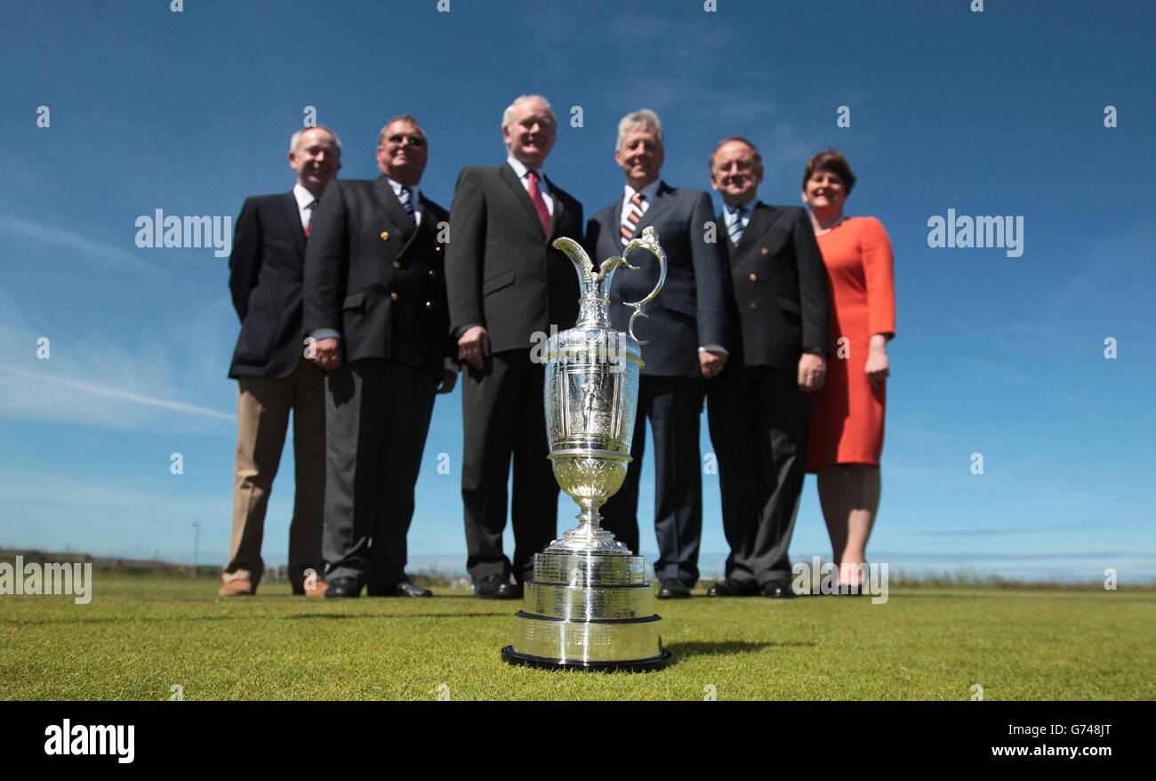 (Von links nach rechts) Simon Rankin, Kapitän des Royal Portrush Golfclubs, Peter Unsworth, Nordirland Stellvertretender Premierminister Martin McGuinness, Nordirland erster Minister Peter Robinson, Peter Dawson und der nordirische Unternehmensminister Arlene Foster haben bei einer Fotoansage bekanntgegeben, dass Royal Portrush erneut an der Rota teilnehmen wird, um die Open Championship auf dem Royal Portrush Course in Portrush auszurichten. Stockfoto