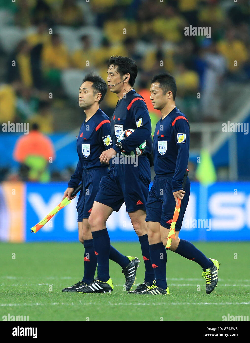 Schiedsrichter Yuichi Nishimura (Mitte) und Schiedsrichter Toru Sagara (rechts) und Toshiyuki Nagi Stockfoto
