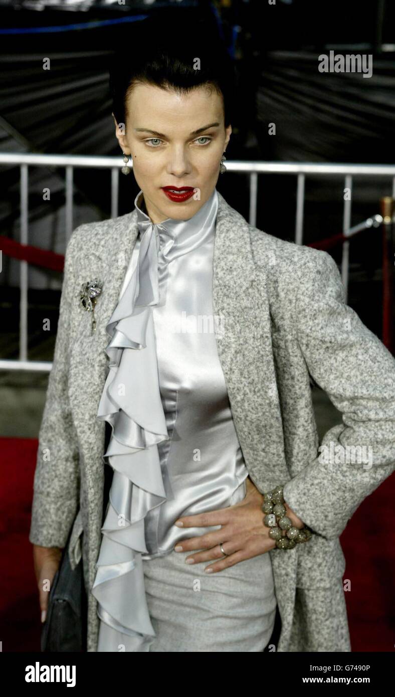 Schauspielerin Debi Mazar kommt zur Premiere des neuen Thrillerfilms 'Collateral' in Los Angeles. Stockfoto