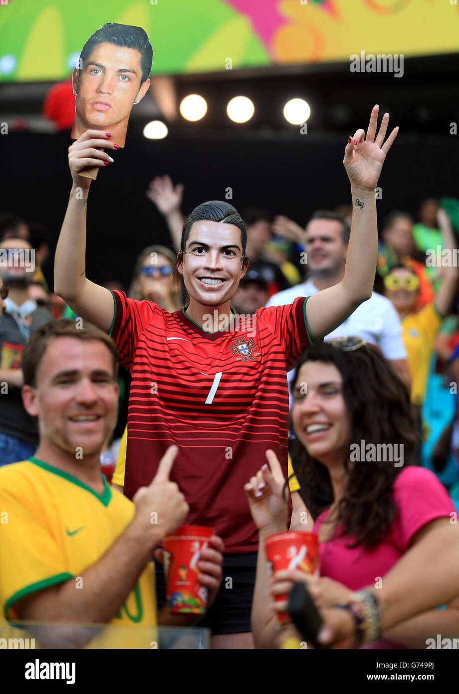 Fußball - FIFA Fußball-Weltmeisterschaft 2014 - Gruppe G - Deutschland gegen Portugal - Arena Fonte Nova. Potugal Fans in den Ständen mit Cristiano Ronaldo Gesichtsmasken Stockfoto