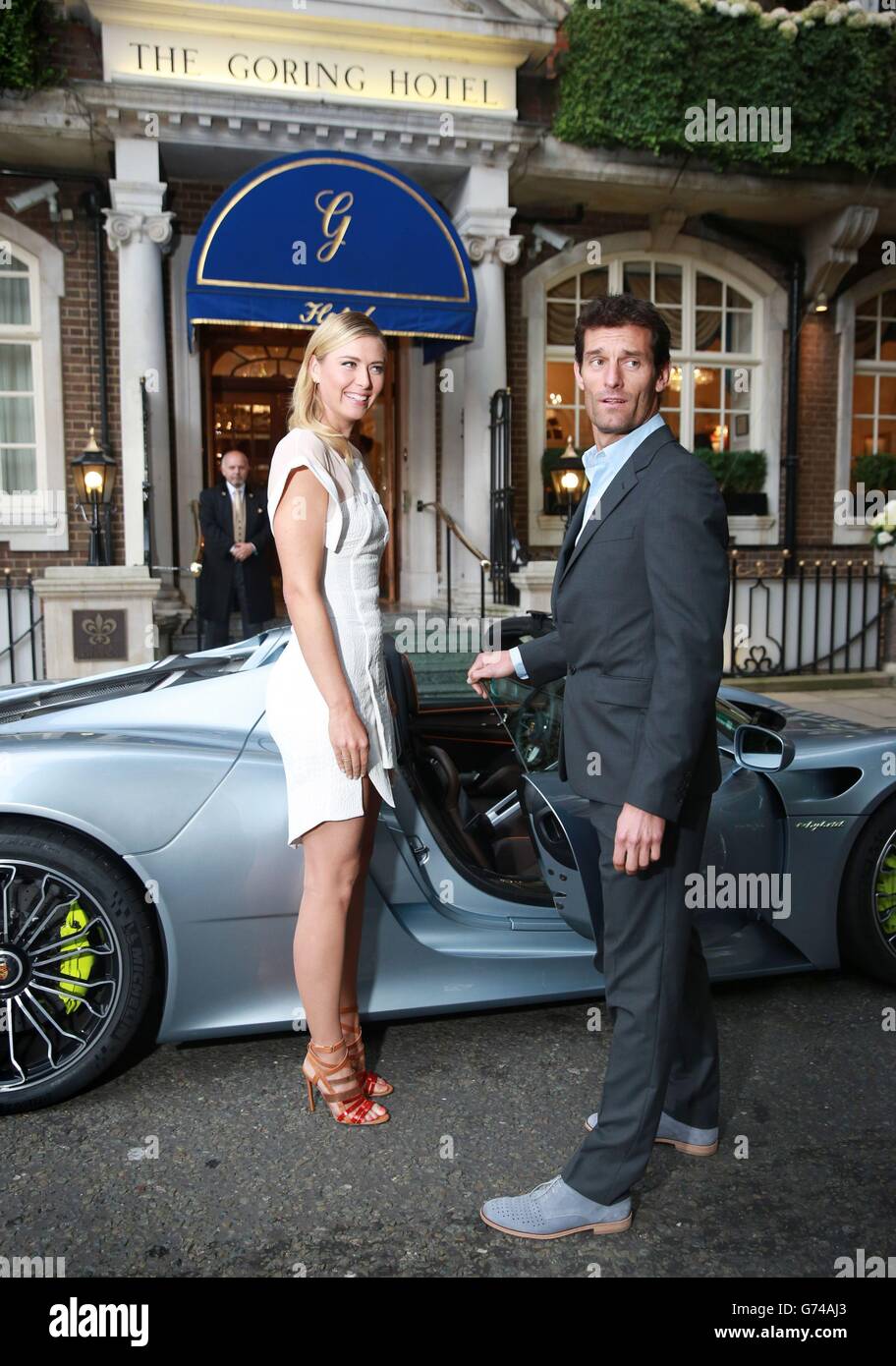 Die Siegerin der French Open, Maria Sharapova, wird vom Rennfahrer Mark Webber im Plug-in-Hybrid-Porsche 918 Spyder vom Goring Hotel im Zentrum Londons abgeholt und zur Pre-Wimbledon Party der Women's Tennis Association (WTA) in den Kensington Roof Gardens gefahren. Stockfoto