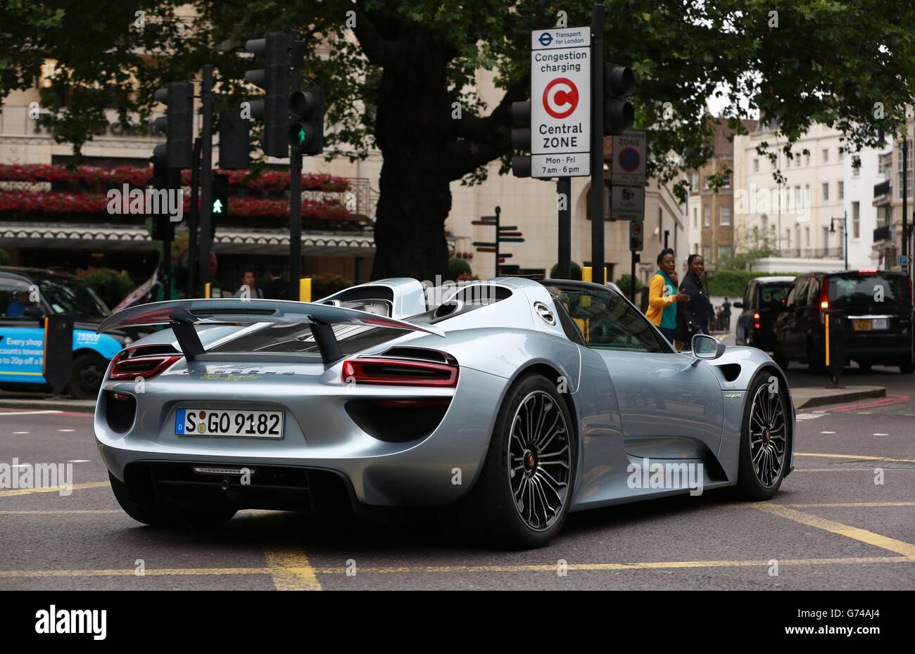 Der Plug-in-Hybrid Porsche 918 Spyder steigt in die Stauladerzone in London ein. Stockfoto