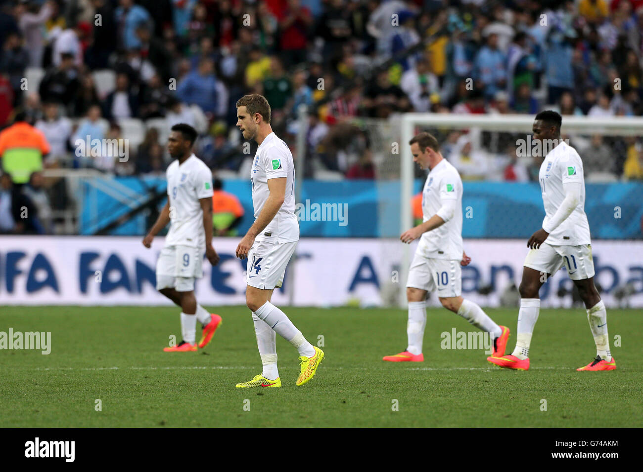 Der englische Jordan Henderson (Mitte) truckelt beim Halbzeitpfiff während des Gruppe-D-Spiels des Estadio do Sao Paulo, Sao Paulo, Brasilien, mit Teamkollegen aus dem Spielfeld. Stockfoto