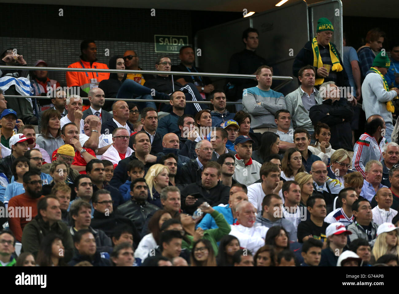 Coleen Rooney (Mitte) wacht von den Tribünen während der Gruppe D Spiel das Estadio do Sao Paulo, Sao Paulo, Brasilien. Stockfoto