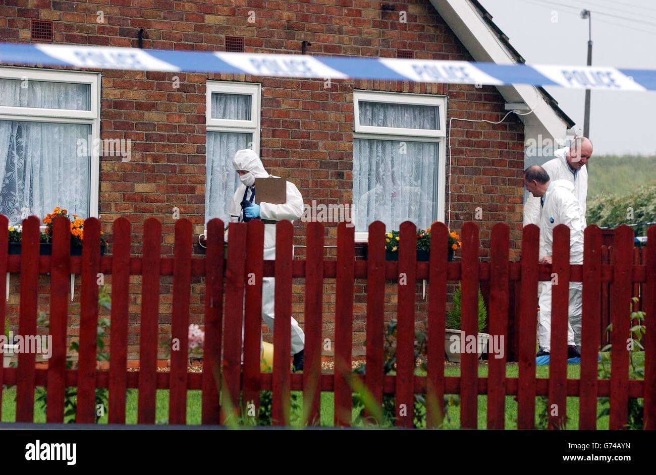 Forensische Teams untersuchen den Schauplatz eines Doppelmordes auf einem Anwesen in Trusthorpe, Mablethorpe, Lincolnshire. Die Polizei leitete eine Untersuchung ein, nachdem gestern Abend kurz vor 21.30 Uhr die Leichen eines Mannes und einer Frau von der Polizei entdeckt worden waren. Die Polizei hat noch nicht bekannt gegeben, wie das Paar gestorben ist, und später werden Untersuchungen nach der Fleischuntersuchung durchgeführt. Stockfoto