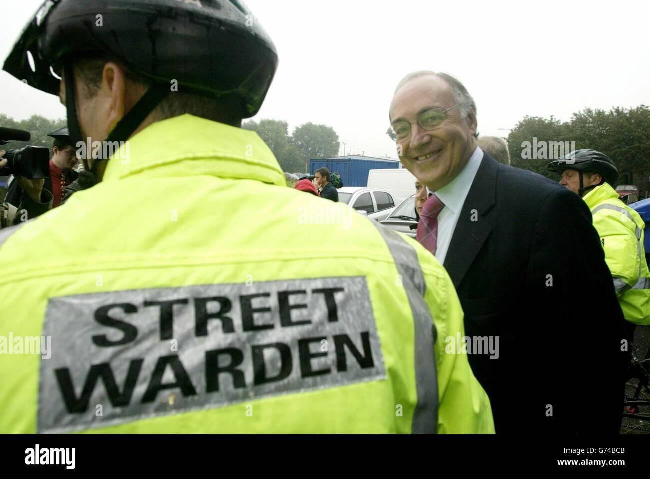 Michael Howard im Street Warden Briefing Center in Middlesbrough. Die Polizei wurde durch politische Korrektheit untergraben und wird Unterstützung für die "Null-Toleranz"-Polizei unter einer Tory-Regierung erhalten, sagte Michael Howard während eines Besuchs in Middlesbrough, wo er den gewählten Bürgermeister Ray Mallon traf, Der in seiner früheren Karriere als Polizist wegen seiner Verfechtung eines Null-Toleranz-Ansatzes "Robocop" genannt wurde. Der Parteivorsitzenden enthüllte auch, dass er ein Schema ausrotten würde, das verhindern soll, dass ethnische Minderheiten von der Polizei auf der Straße ungerecht ins Visier genommen werden. Stockfoto