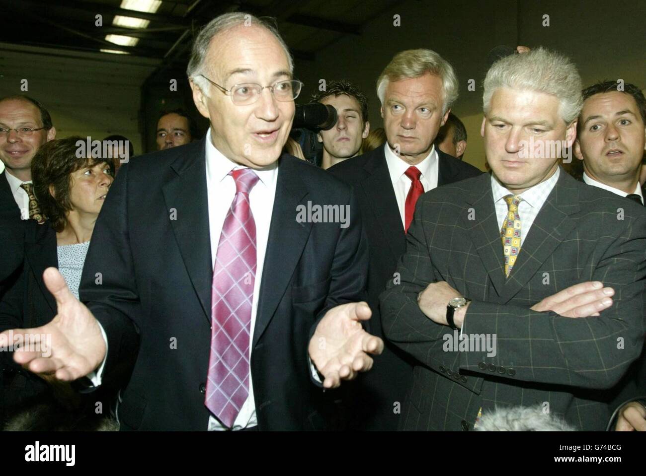 Michael Howard im Street Warden Briefing Center in Middlesbrough mit Bürgermeister Ray Mallon (rechts). Die Polizei wurde durch politische Korrektheit untergraben und wird Unterstützung für die „Null-Toleranz“-Polizeiarbeit unter einer Tory-Regierung erhalten, sagte Michael Howard während eines Besuchs in Middlesbrough, wo er den gewählten Bürgermeister Ray Mallon traf, Der in seiner früheren Karriere als Polizeibeamter wegen seiner Verfechtung eines Null-Toleranz-Ansatzes den Spitznamen „Robocop“ erhielt. Der Parteichef enthüllte außerdem, dass er ein Programm streichen würde, das verhindern soll, dass ethnische Minderheiten von der Polizei auf der Straße ungerecht ins Visier genommen werden. Stockfoto