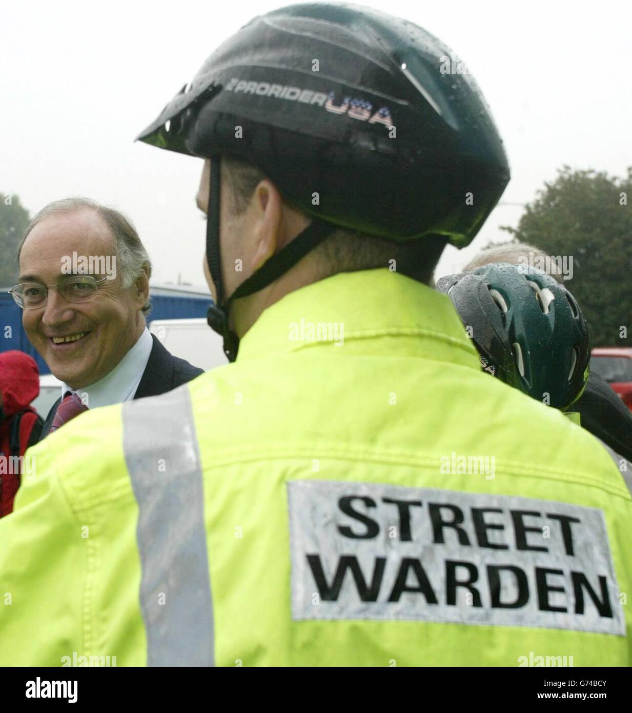 Michael Howard im Street Warden Briefing Center in Middlesbrough. Die Polizei wurde durch politische Korrektheit untergraben und wird Unterstützung für die "Null-Toleranz"-Polizei unter einer Tory-Regierung erhalten, sagte Michael Howard während eines Besuchs in Middlesbrough, wo er den gewählten Bürgermeister Ray Mallon traf, Der in seiner früheren Karriere als Polizist wegen seiner Verfechtung eines Null-Toleranz-Ansatzes "Robocop" genannt wurde. Der Parteivorsitzenden enthüllte auch, dass er ein Schema ausrotten würde, das verhindern soll, dass ethnische Minderheiten von der Polizei auf der Straße ungerecht ins Visier genommen werden. Stockfoto