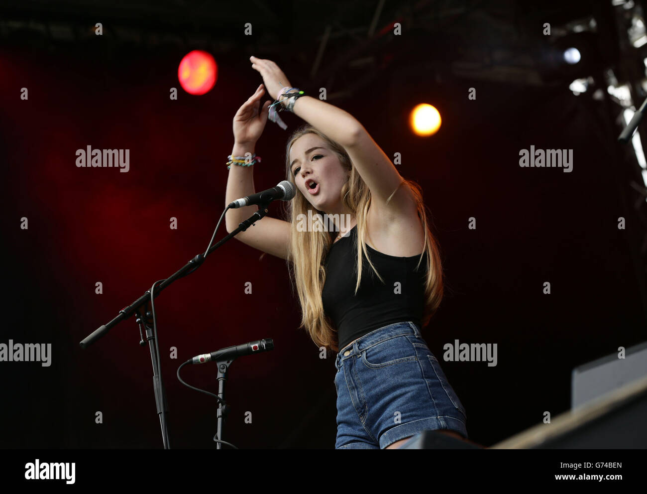 GCSE-Studentin Millie Davis, 16 Jahre alt, aus London, bevor sie auf der Hard Rock Rising Stage auftrat, nachdem sie einen Battle of the Bands Wettbewerb gewonnen hatte, beim Isle of Wight Festival in Seaclose Park, Newport, Isle of Wight. Stockfoto