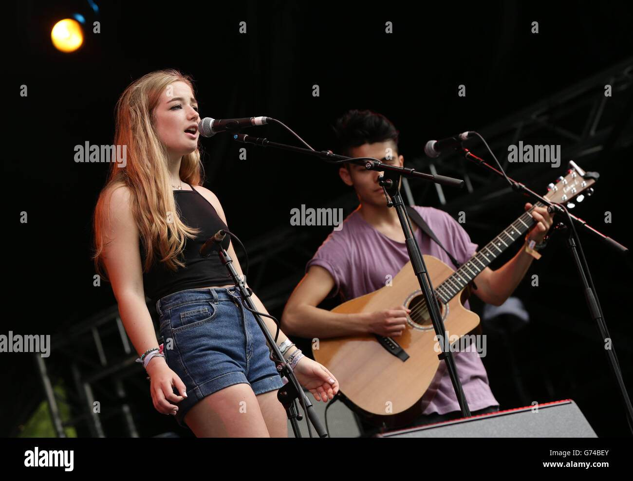 GCSE-Studentin Millie Davis, 16 Jahre alt, aus London, bevor sie auf der Hard Rock Rising Stage auftrat, nachdem sie einen Battle of the Bands Wettbewerb gewonnen hatte, beim Isle of Wight Festival in Seaclose Park, Newport, Isle of Wight. Stockfoto