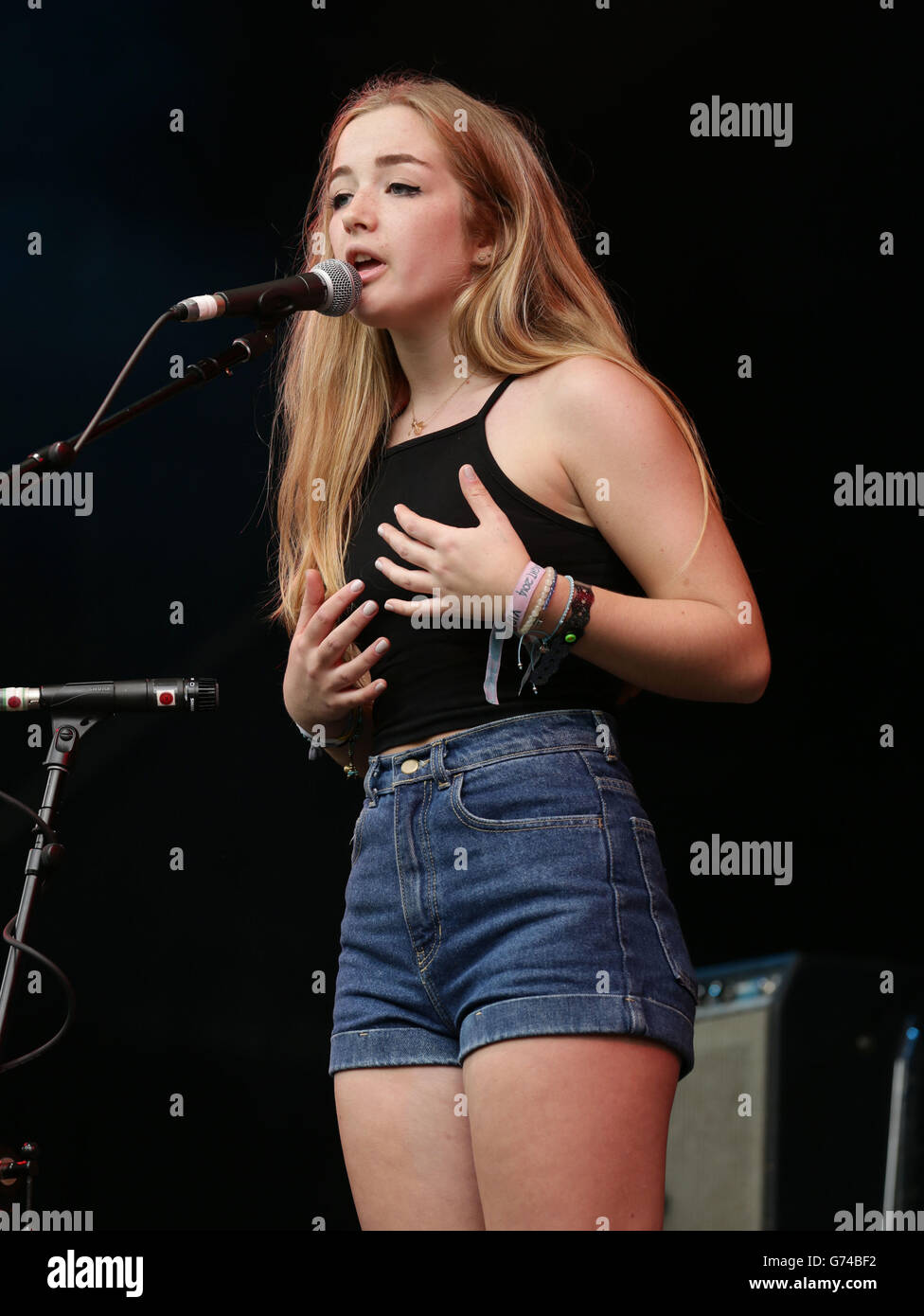GCSE-Studentin Millie Davis, 16 Jahre alt, aus London, bevor sie auf der Hard Rock Rising Stage auftrat, nachdem sie einen Battle of the Bands Wettbewerb gewonnen hatte, beim Isle of Wight Festival in Seaclose Park, Newport, Isle of Wight. Stockfoto