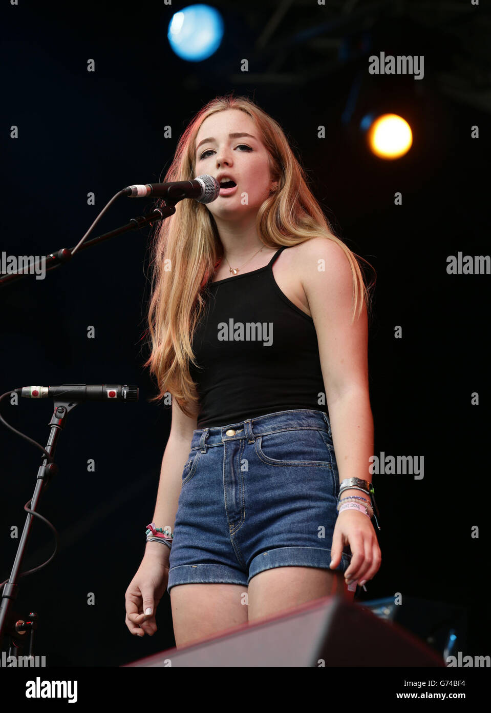 GCSE-Studentin Millie Davis, 16 Jahre alt, aus London, bevor sie auf der Hard Rock Rising Stage auftrat, nachdem sie einen Battle of the Bands Wettbewerb gewonnen hatte, beim Isle of Wight Festival in Seaclose Park, Newport, Isle of Wight. Stockfoto