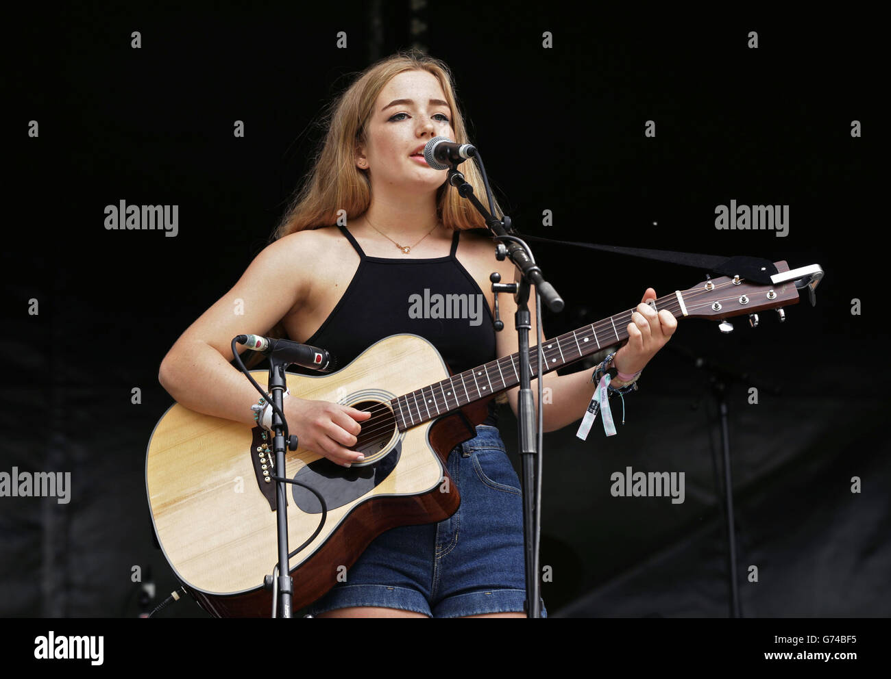 GCSE-Studentin Millie Davis, 16 Jahre alt, aus London, bevor sie auf der Hard Rock Rising Stage auftrat, nachdem sie einen Battle of the Bands Wettbewerb gewonnen hatte, beim Isle of Wight Festival in Seaclose Park, Newport, Isle of Wight. Stockfoto