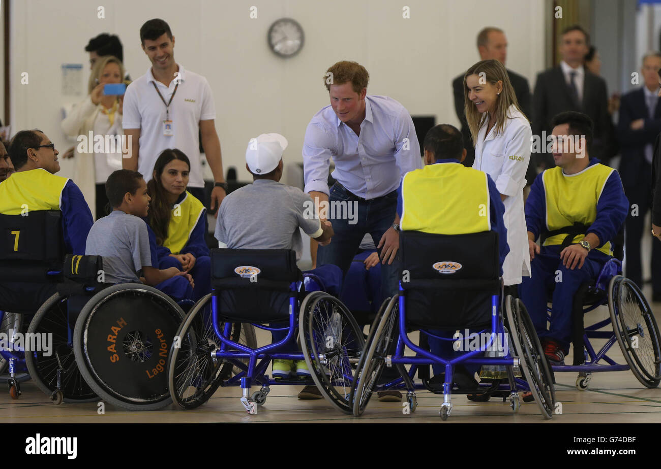 Prinz Harry spricht nach einem Rollstuhlbasketball mit Patienten während seines Besuchs im Rede Sarah Hospital in Brasilia, wo er am ersten Tag seiner Brasilienreise Ärzte, Mitarbeiter und Patienten traf. Stockfoto