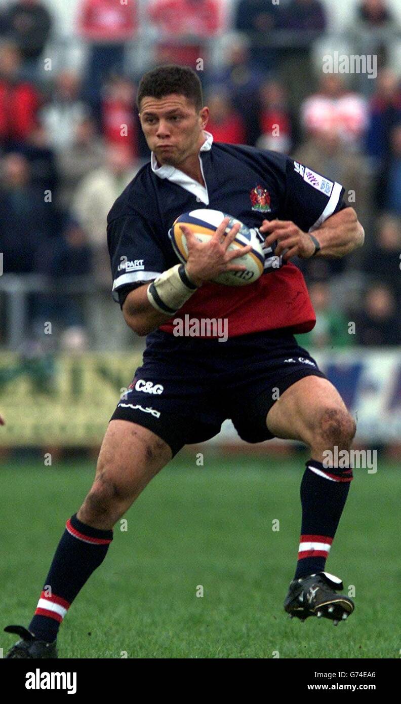 Gloucester's Henry Paul während des Parker Pen Shield-Spiels zwischen Caerphilly und Gloucester im Virginia Park, Caerphilly. *15/11/01: Gloucester's Henry Paul während des Parker Pen Shield Spiels gegen Caerphilly im Virginia Park, Caerphilly. Henry Paul kann es kaum erwarten, die Hitze im Herzen von Clive Woodwards England-Rugby-Revolution zu probieren. Stockfoto