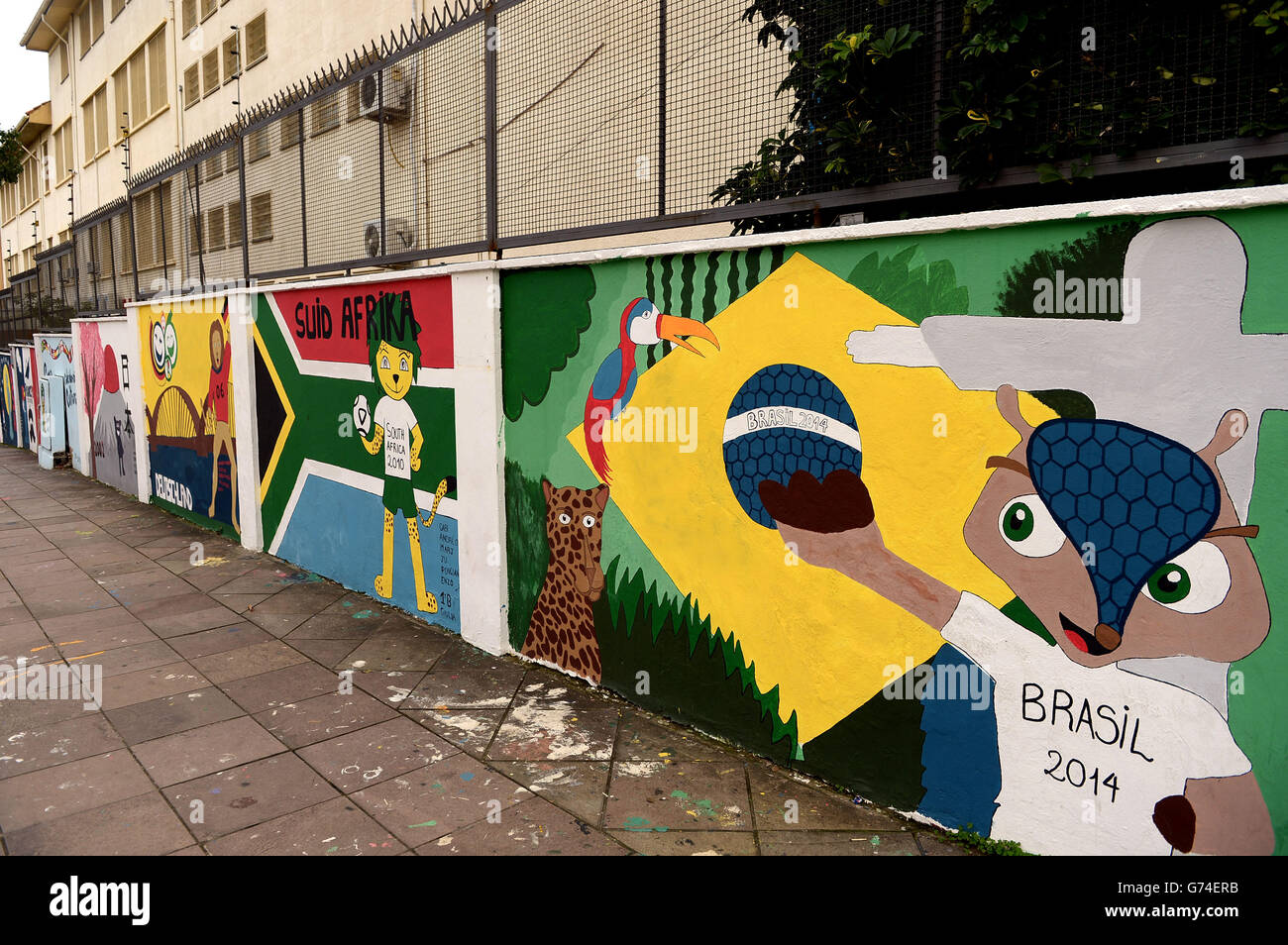 Eine allgemeine Ansicht einer Straße in Porto Alegre, Brasilien mit Gemälden von früheren WM-Gastgebern entlang einer Wand gemalt Stockfoto