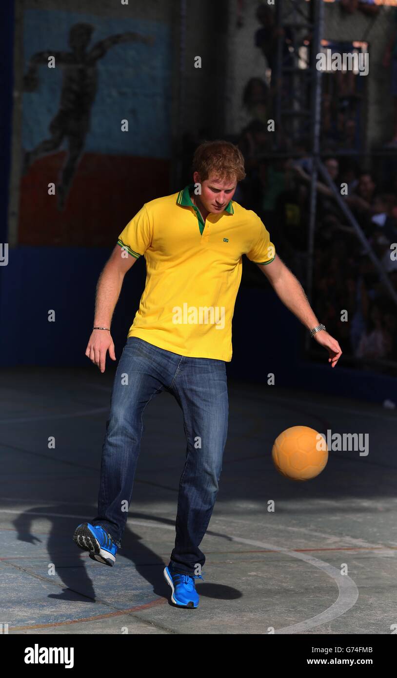 Prinz Harry spielt Fußball mit Kindern am Acer Community-Projekt in Diadema außerhalb Sao Paolo, als er seine Tour von Brasilien fort. Stockfoto