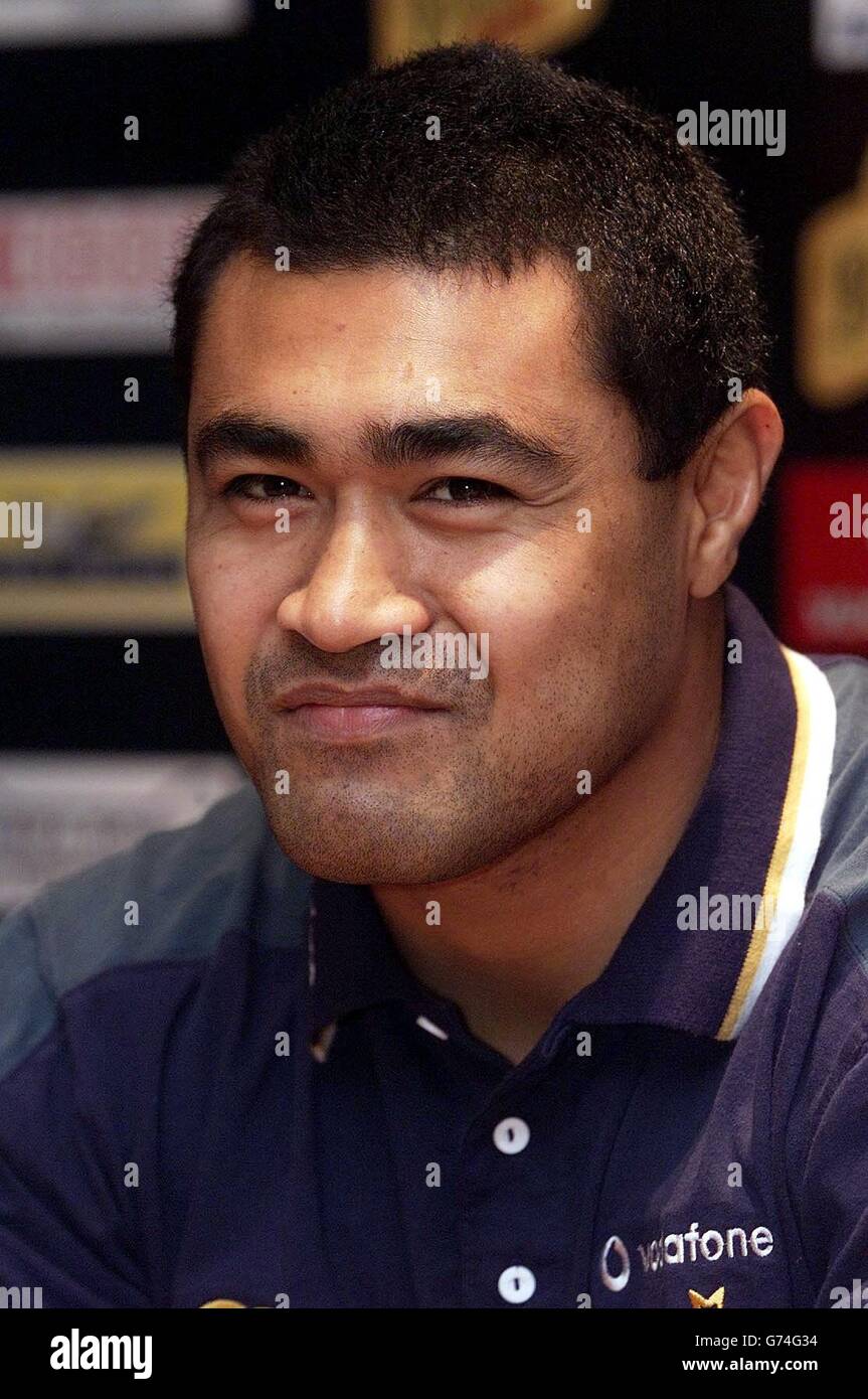 Der australische Toutai Kefu während der Pressekonferenz im Marriott Hotel, Cardiff, Wales. Barbaren spielen Australien 28/11/01 im Millennium Stadium, Cardiff. Stockfoto