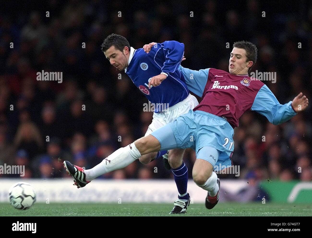 Muzzy Izzet von Leicester City wird von Michael Carrick von West Ham United während ihres Barclaycard Premiership-Spiels in der Filbert Street, Leicester, angegangen. Stockfoto